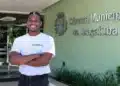 Estagiário da Câmara Municipal de Araçatuba sorri em frente à sede.