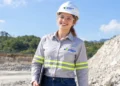 Engenheira da Votorantim Cimentos em área de mineração ao ar livre.
