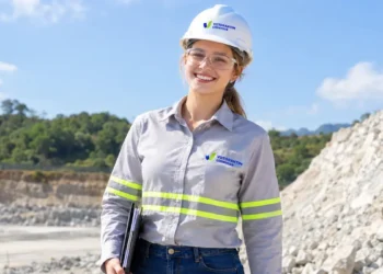 Engenheira da Votorantim Cimentos em área de mineração ao ar livre.