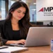 Mulher digitando em laptop no escritório do MPMG com livros de Direito e estátua da Justiça, simbolizando o estágio no MPMG.
