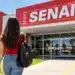 Jovem se dirige a uma unidade do SENAI, instituição que oferece cursos técnicos gratuitos e oportunidades de formação profissional.