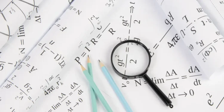 Equações físicas e lupa em análise de cálculos matemáticos.