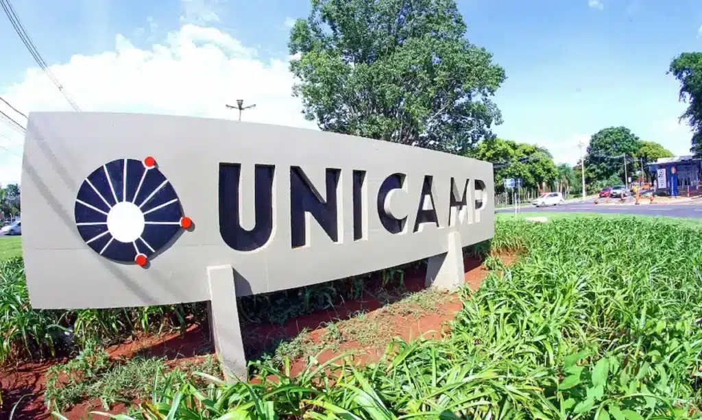 Portal principal da Unicamp em Campinas destaca entrada colorida.