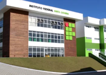 Fachada moderna do Instituto Federal de Santa Catarina destaca arquitetura e identidade visual.