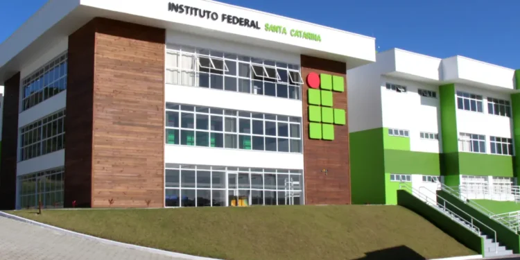 Fachada moderna do Instituto Federal de Santa Catarina destaca arquitetura e identidade visual.