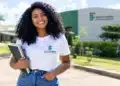 Jovem estudante do IFSertãoPE sorrindo em área externa do instituto.