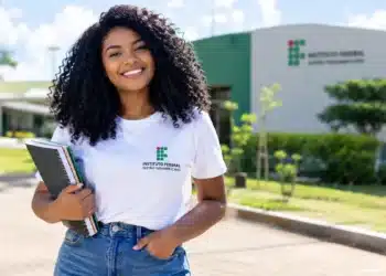Jovem estudante do IFSertãoPE sorrindo em área externa do instituto.
