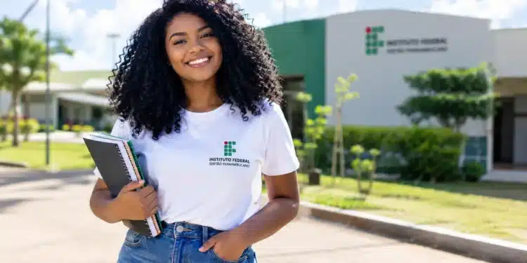 Jovem estudante do IFSertãoPE sorrindo em área externa do instituto.