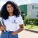 Jovem estudante do IFSertãoPE sorrindo em área externa do instituto.