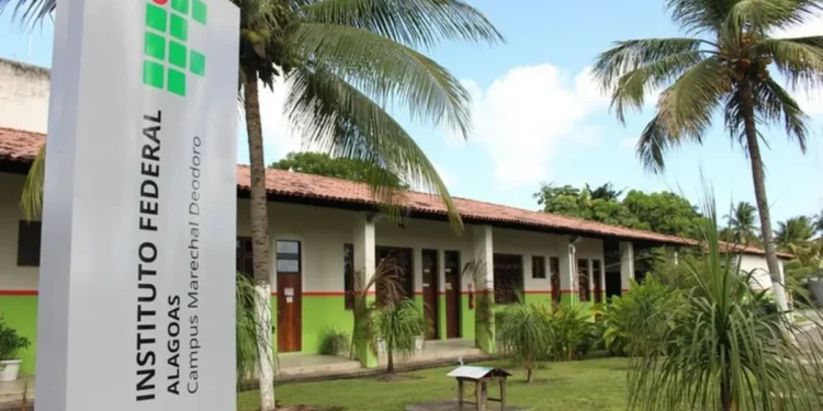 Instituto Federal de Alagoas Campus Marechal Deodoro fachada sob palmeiras.