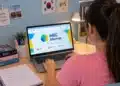 Jovem estuda coreano online pelo MEC Idiomas em seu quarto.
