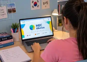 Jovem estuda coreano online pelo MEC Idiomas em seu quarto.