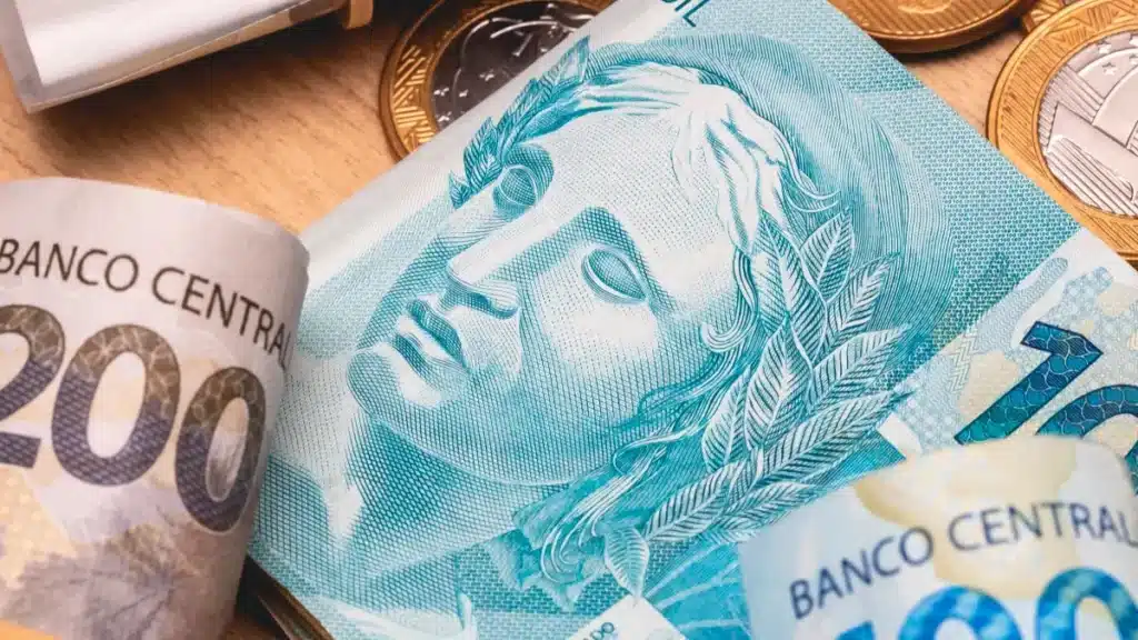 Dinheiro brasileiro em alta resolução sobre superfície de madeira.