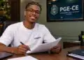 Estagiário trabalhando na PGE-CE em ambiente administrativo moderno.