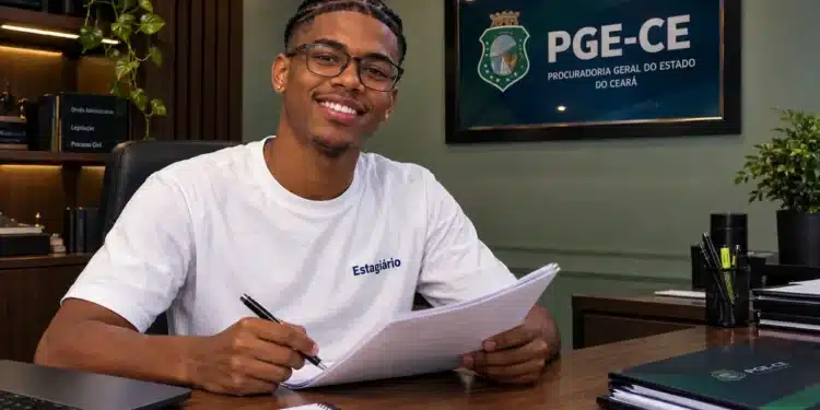 Estagiário trabalhando na PGE-CE em ambiente administrativo moderno.
