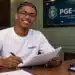 Estagiário trabalhando na PGE-CE em ambiente administrativo moderno.