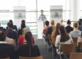 Palestrante apresenta conferência corporativa internacional.