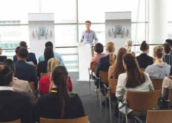 Palestrante apresenta conferência corporativa internacional.