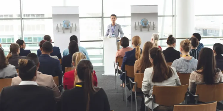 Palestrante apresenta conferência corporativa internacional.