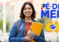 Jovem estudante com caderno e celular ao lado do logo Pé-de-Meia.