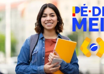 Jovem estudante com caderno e celular ao lado do logo Pé-de-Meia.