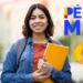 Jovem estudante com caderno e celular ao lado do logo Pé-de-Meia.