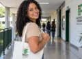Estudante em campus do IFMG, ilustrando a especialização gratuita em Inteligência Artificial com inscrições abertas até 3 de novembro.
