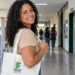 Estudante em campus do IFMG, ilustrando a especialização gratuita em Inteligência Artificial com inscrições abertas até 3 de novembro.