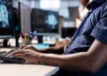 Pesquisador utiliza computador em ambiente de estudos de pós-graduação em Ciência da Computação.