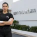 Perita do IML em frente ao Instituto Médico Legal com uniforme oficial.
