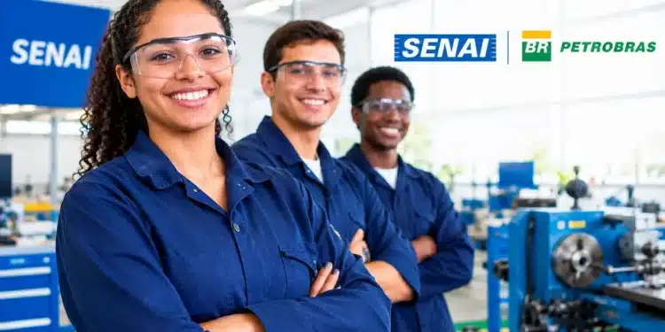 Três jovens sorrindo em uma oficina industrial, com uniformes azuis e logotipos do SENAI e da Petrobras.