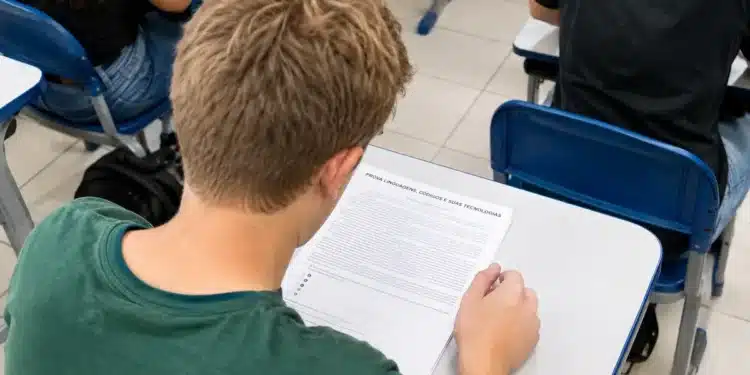 Estudante realiza prova de linguagens em sala de aula durante vestibular.
