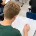 Estudante realiza prova de linguagens em sala de aula durante vestibular.