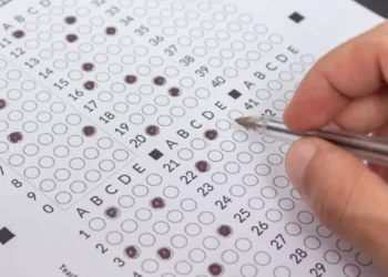 Cartão de respostas de prova de múltipla escolha em preenchimento.