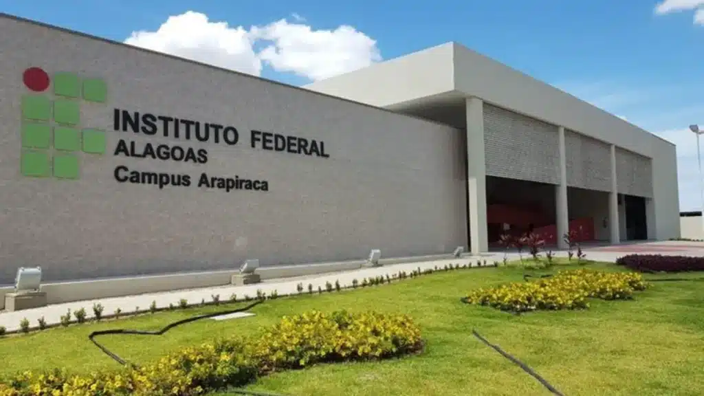 Fachada do Instituto Federal de Alagoas Campus Arapiraca destacada em dia ensolarado.