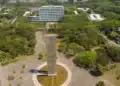 Vista aérea do campus da Universidade de São Paulo (USP), com prédios e áreas verdes.