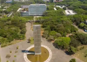 Vista aérea do campus da Universidade de São Paulo (USP), com prédios e áreas verdes.