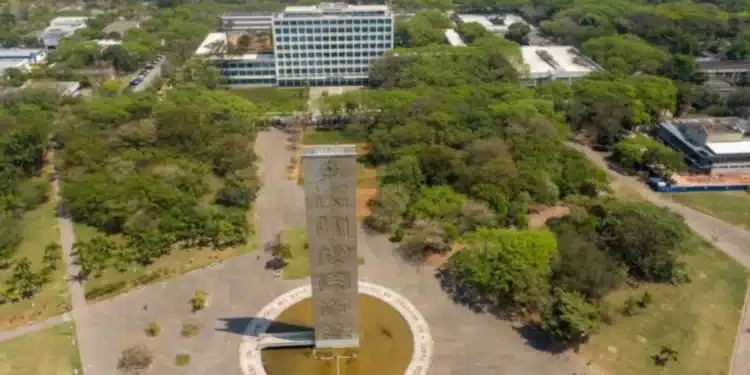 Vista aérea do campus da Universidade de São Paulo (USP), com prédios e áreas verdes.