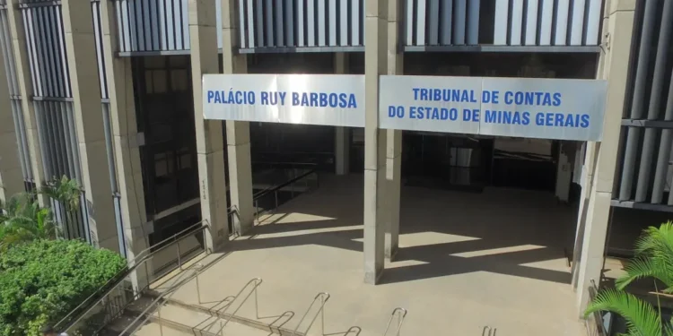 Entrada do Tribunal de Contas do Estado de Minas Gerais no Palácio Ruy Barbosa.