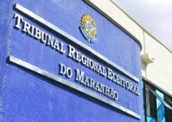 Fachada do Tribunal Regional Eleitoral do Maranhão com letreiro institucional.