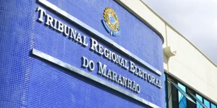 Fachada do Tribunal Regional Eleitoral do Maranhão com letreiro institucional.