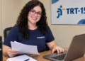 Jovem estagiária trabalhando em escritório do TRT-15.