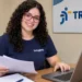 Jovem estagiária trabalhando em escritório do TRT-15.