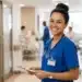 Técnica de enfermagem sorridente em hospital durante plantão.