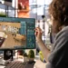 Designer projeta ambiente 3D em escritório moderno.