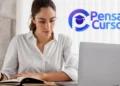 Jovem estuda online em ambiente moderno com logo Pensar Cursos ao lado.