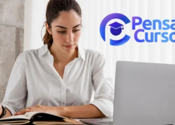 Jovem estuda online em ambiente moderno com logo Pensar Cursos ao lado.