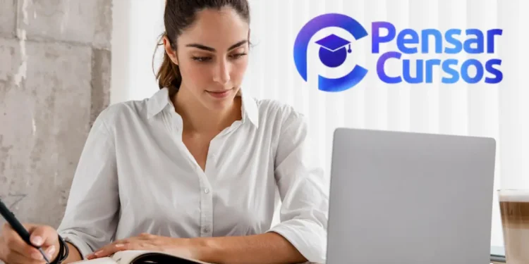 Jovem estuda online em ambiente moderno com logo Pensar Cursos ao lado.