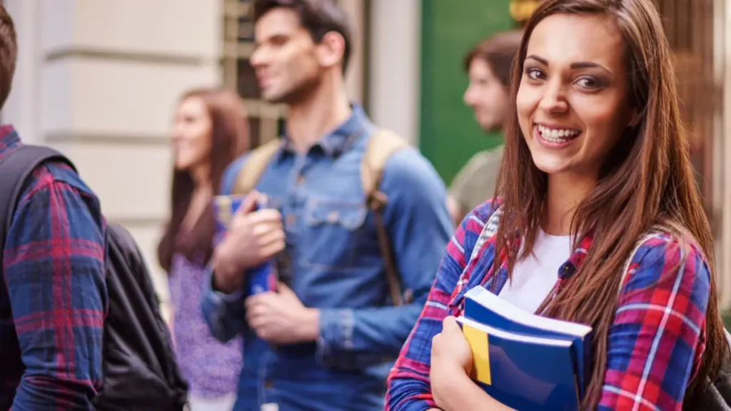 Jovens universitários circulam pelo campus, representando o cotidiano e a vida acadêmica.