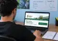 Estudante consulta o site do IFSP para se inscrever na especialização gratuita em Educação em Ciências e Matemática.